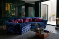 Tivoli Trapez-Sofa in JAB Velluto Gelato 53 mit Kissen in JAB Velluto Gelato 82
